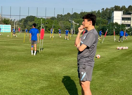 对阵热刺，我们有的机会，我能说什么？也许他们指责我们自满是因为他们感到自满。